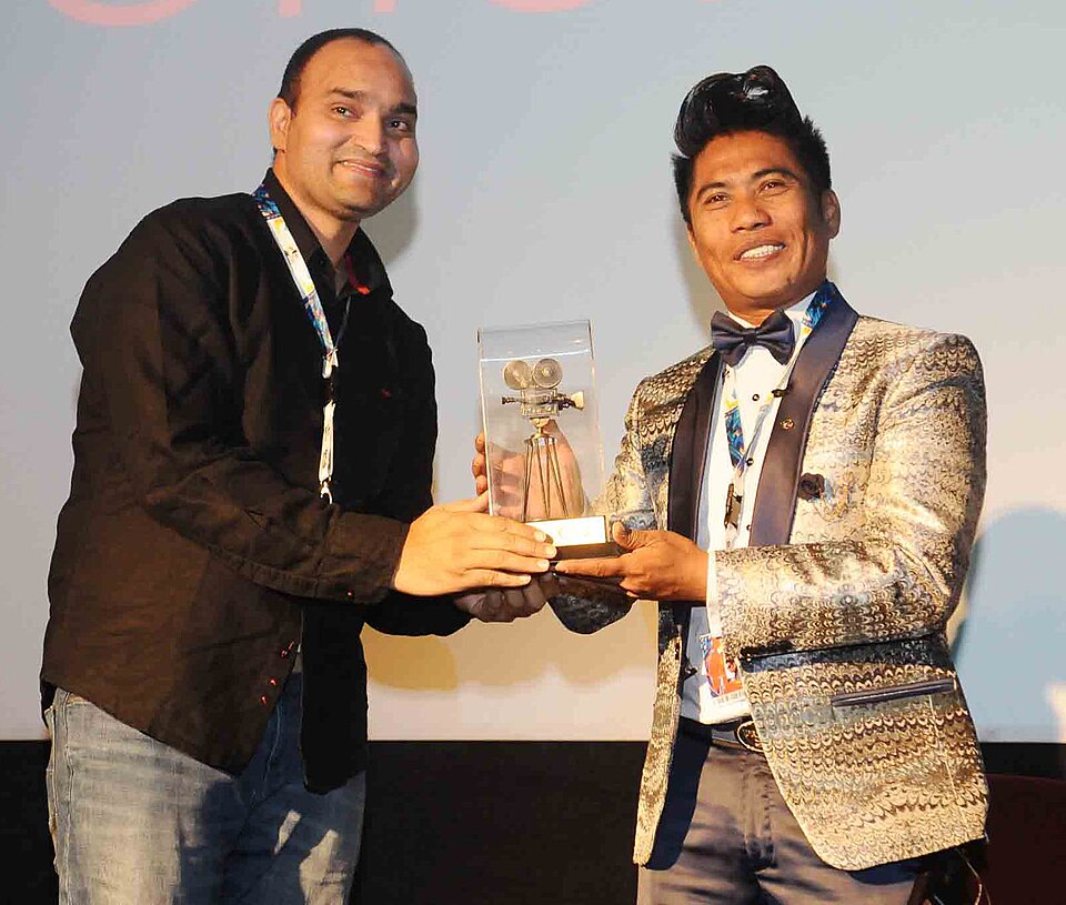 A token of appreciation presented to Peter Hein Offl by the Deputy Director, Shri Rizwan Ahmed, during the 47th International Film Festival of India (IFFI-2016), in Panaji, Goa on November 24, 2016.jpg