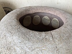 Baking çörek in a Turkmen tamdyr