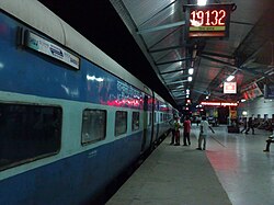 19132 Kutch Express at Gandhidham Bg Railway Station.jpg