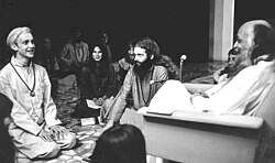 Rajneesh and disciples in darshan at Poona in 1977