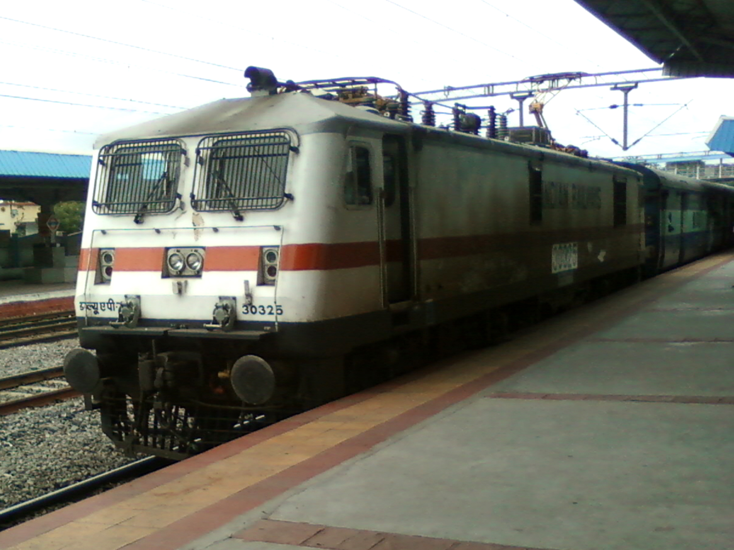Kaghaznagar Intercity Express at Aler with a WAP7 Loco