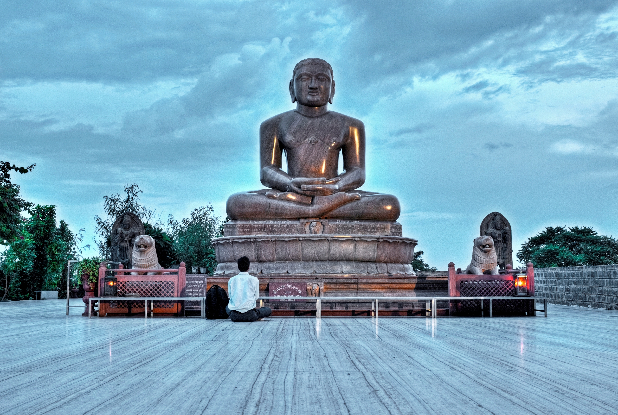 Ahinsa Sthal consist of a 13&nbsp;ft 6 inches idol of Mahavira, Mehrauli