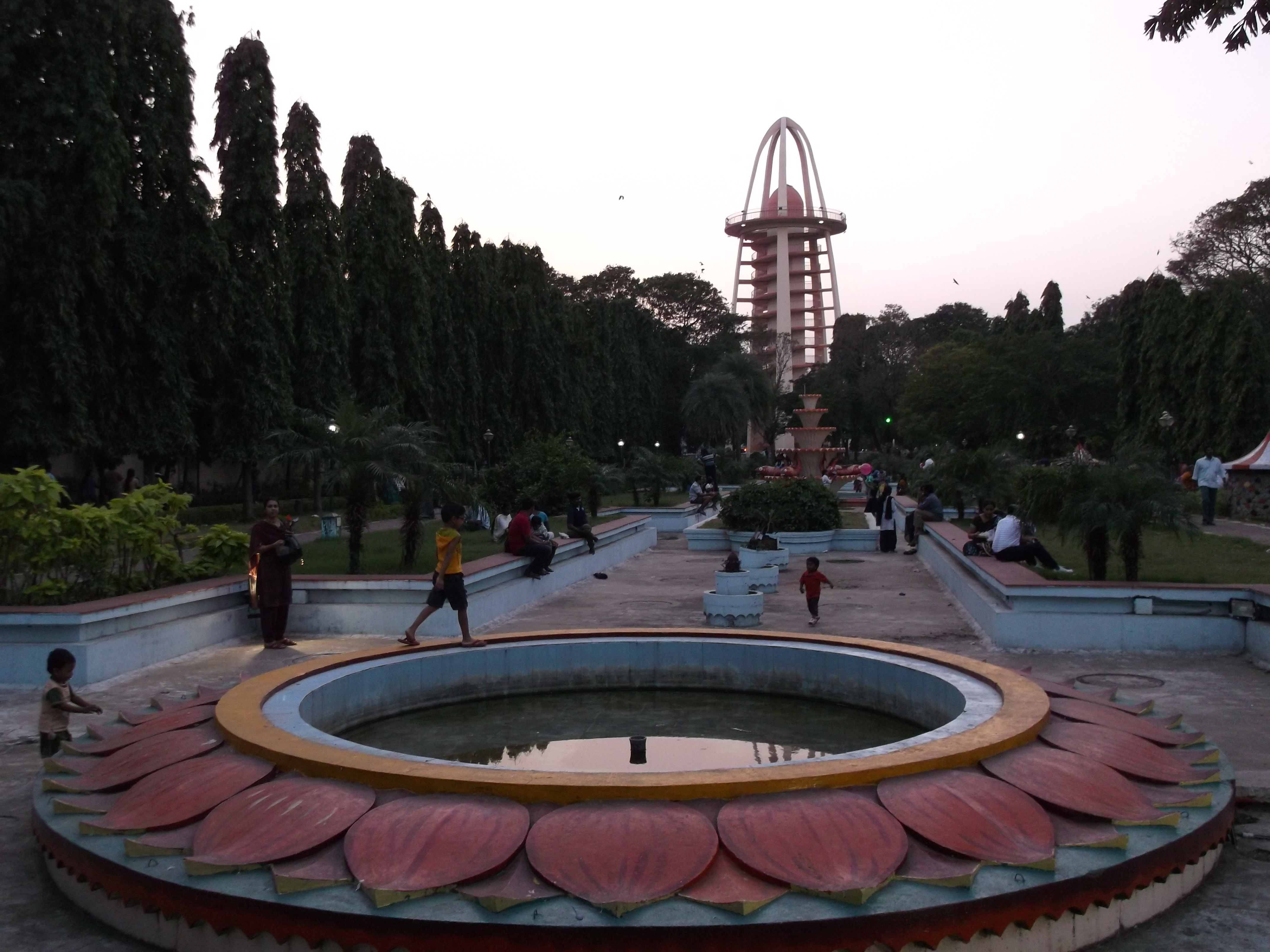 Anna Nagar Tower Park From Entrance 20Jan2013.jpg