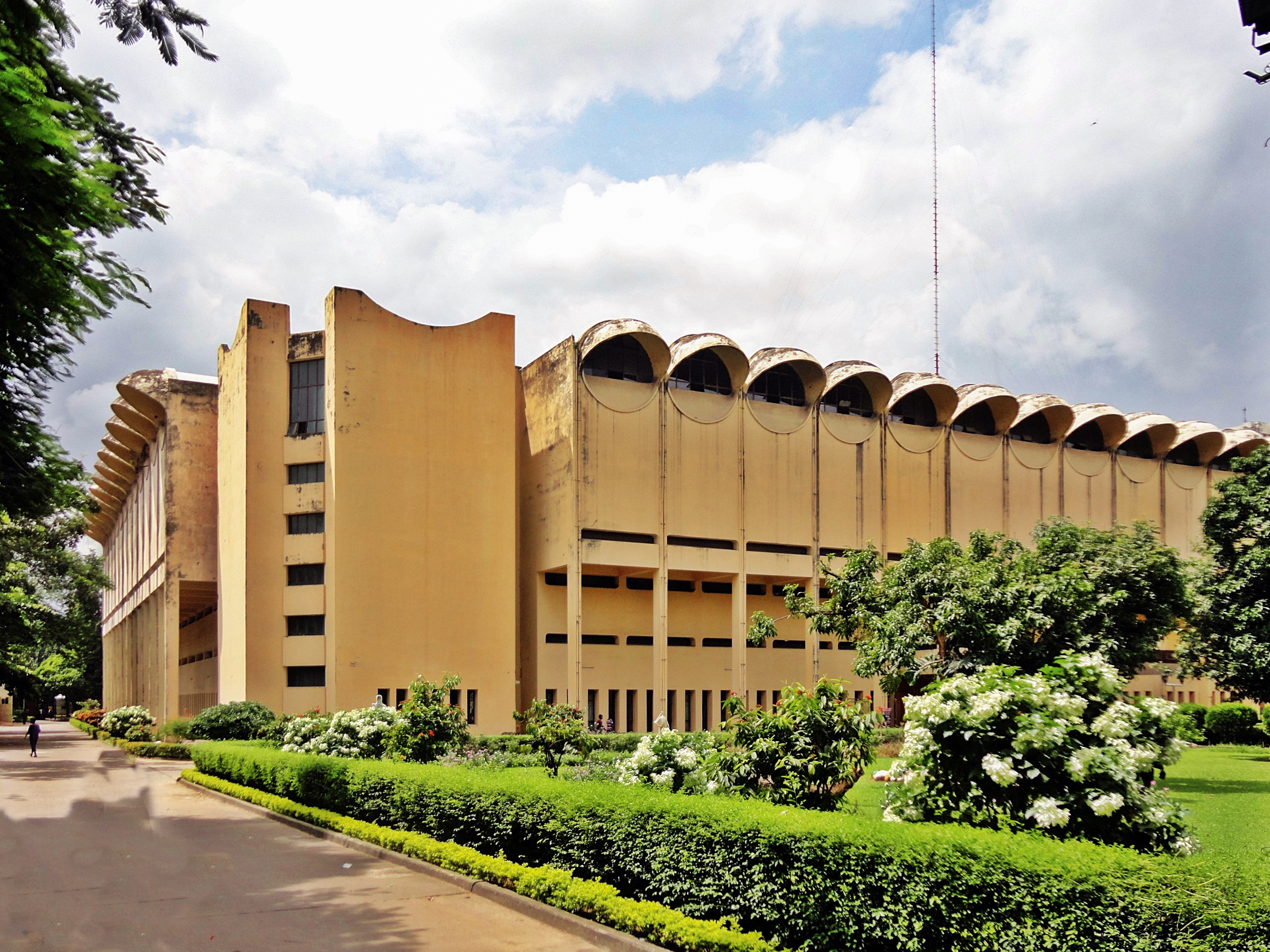 Bangladesh National Museum southern side (01).jpg