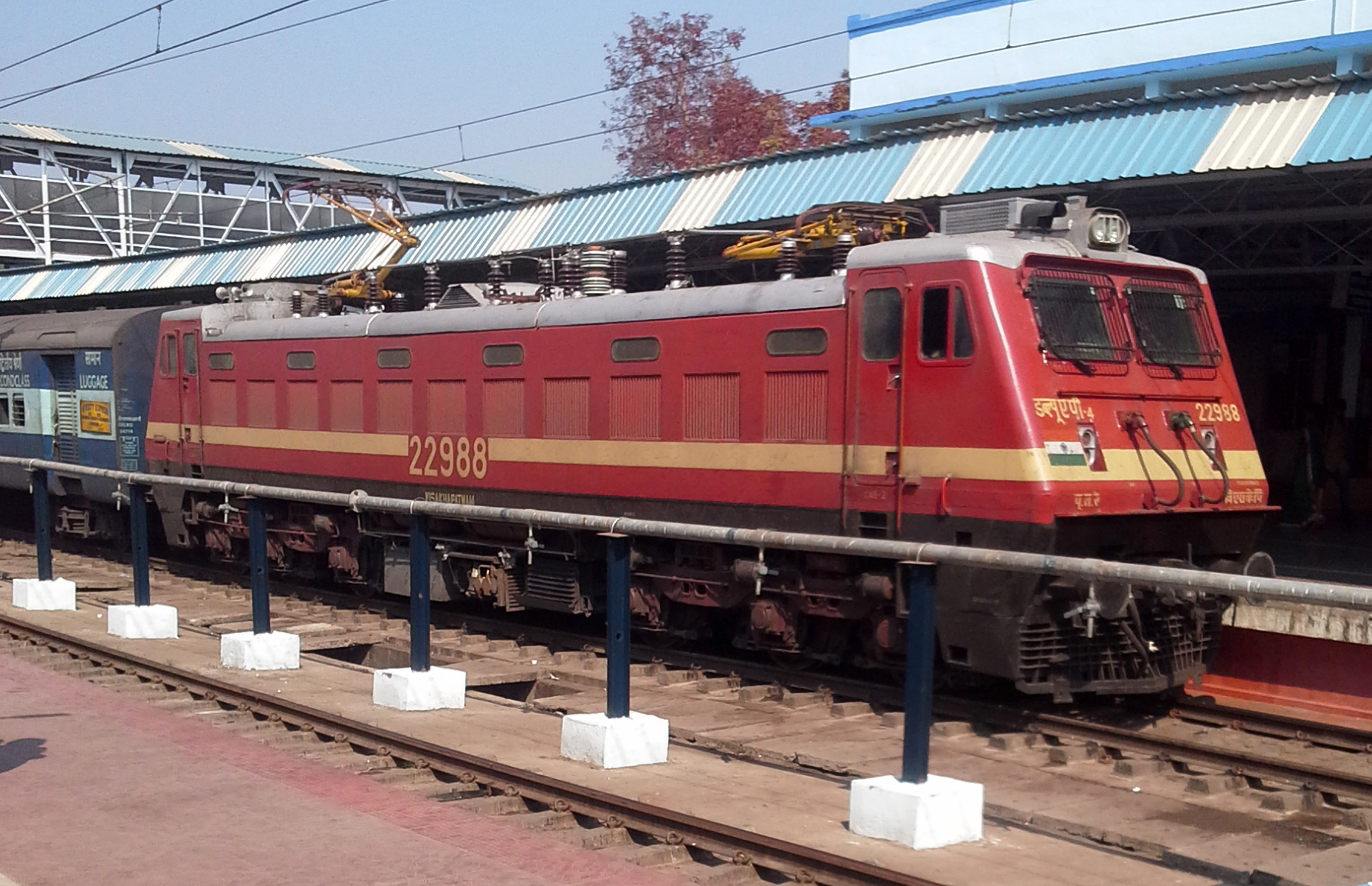 File:Bhubaneshwar-Visakhapatnam Intercity Express on Platform 1 at Vizianagaram.jpg