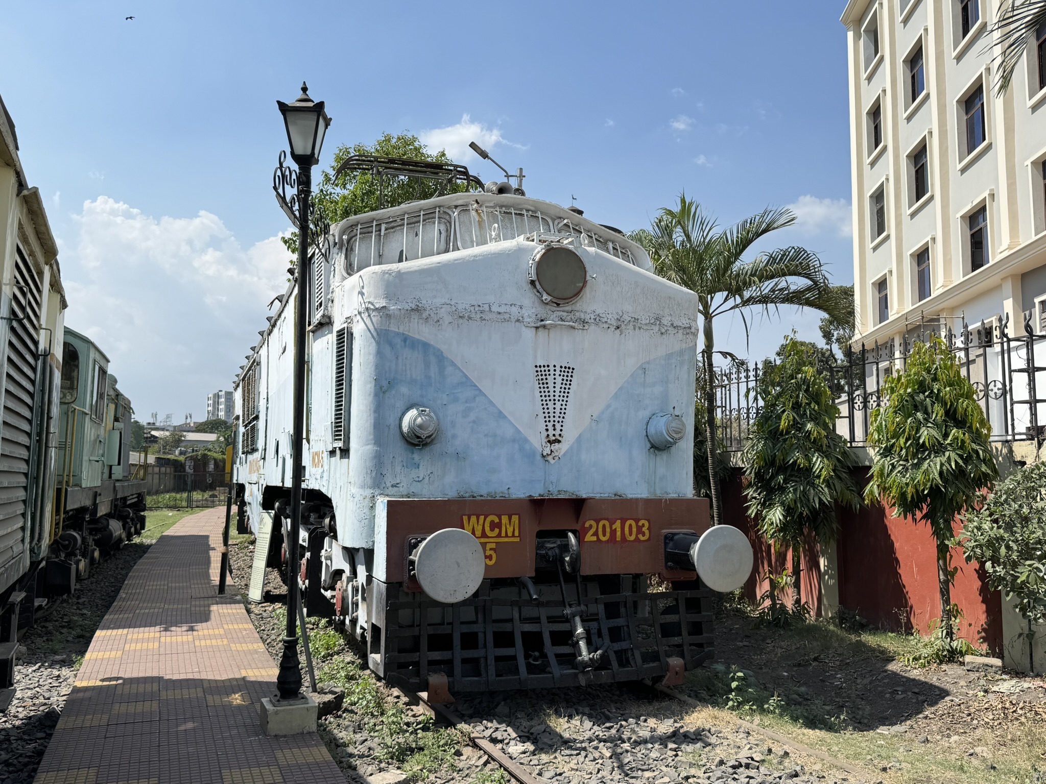 File:Business end of broad gauge dc electric locomotive WCM-5.jpg