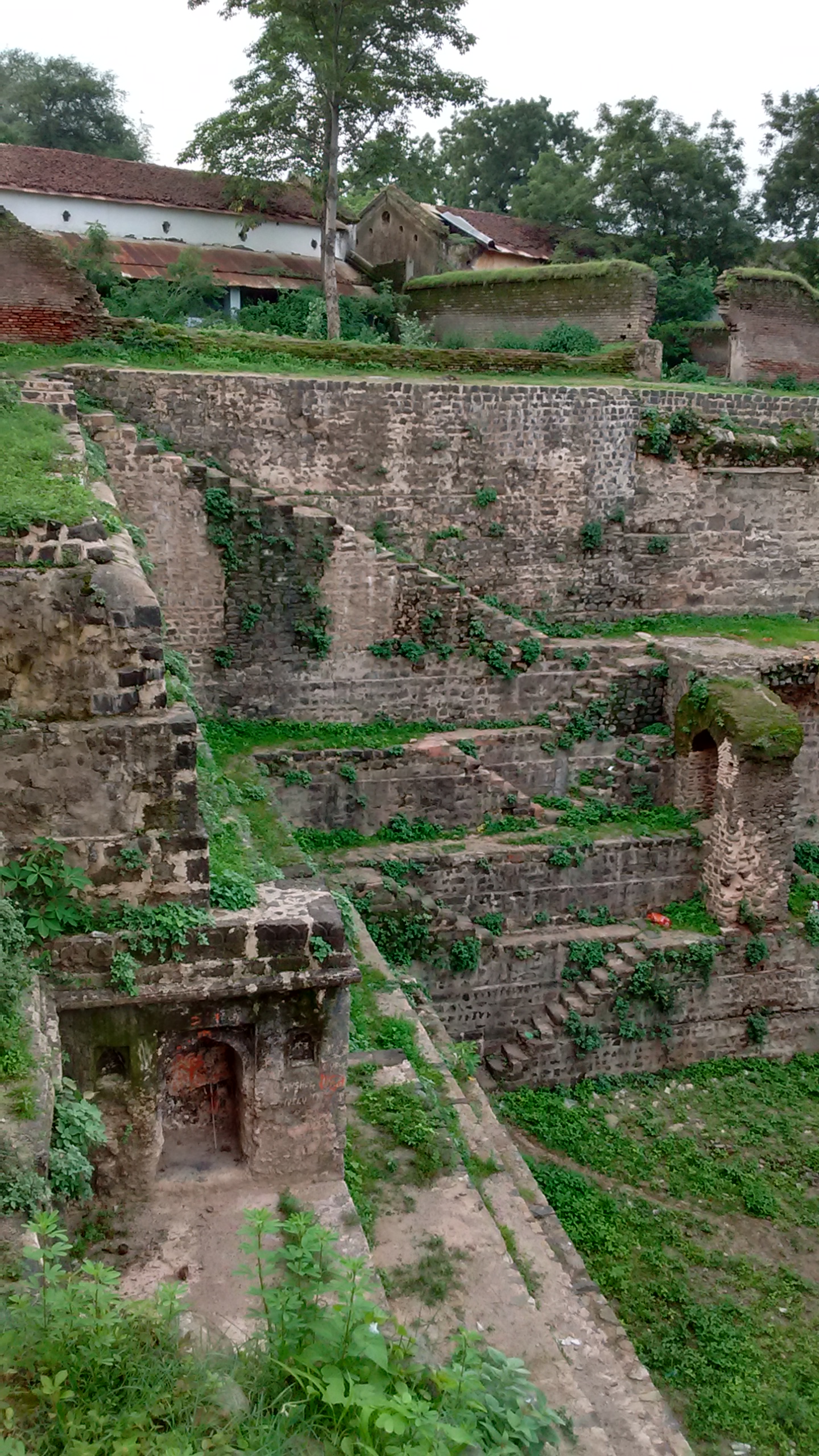 Entire view of Bawari (Water Source at the Dhār Fort)