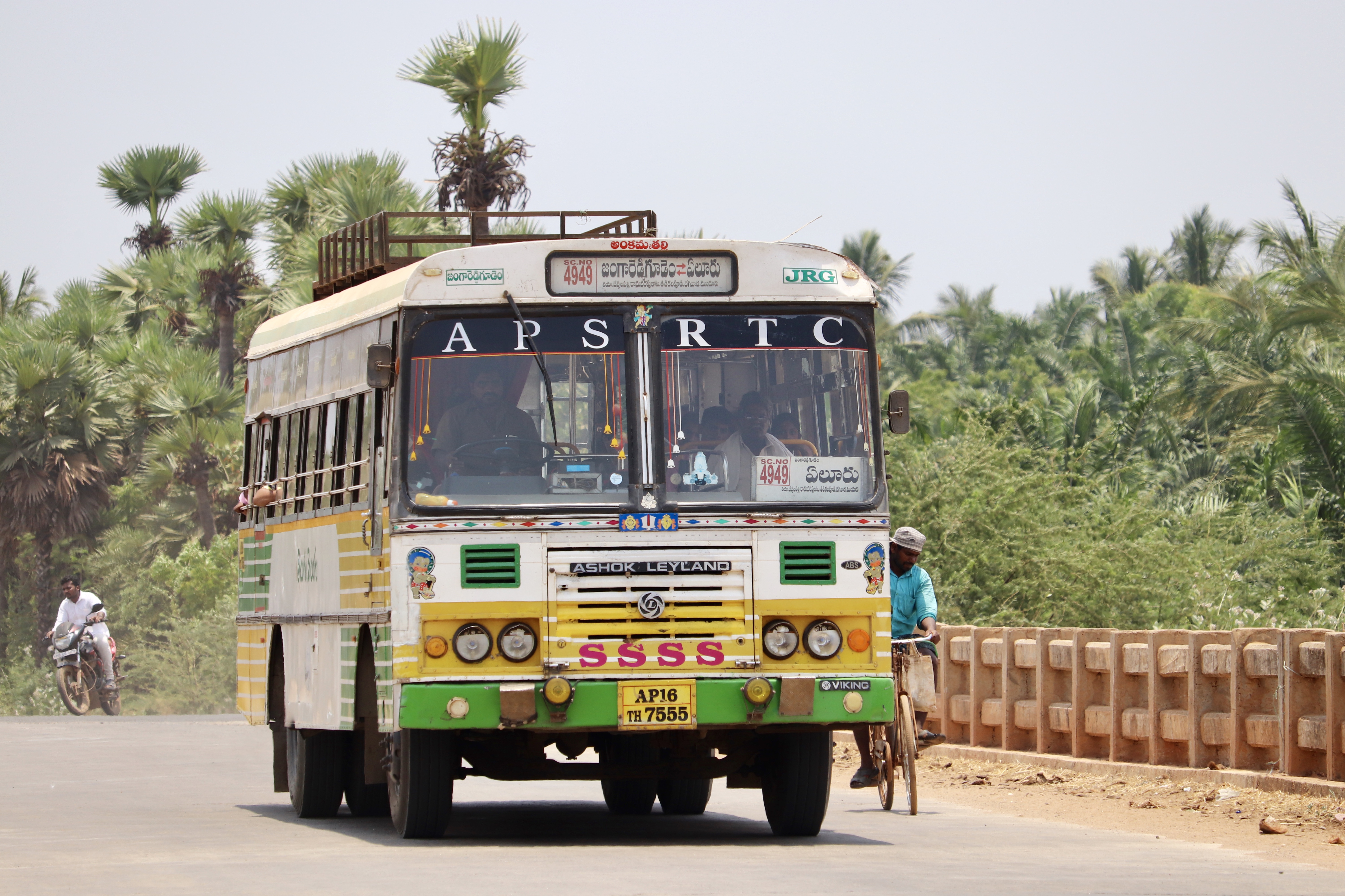 Eluru–Jangareddygudem APSRTC bus near Mundur
