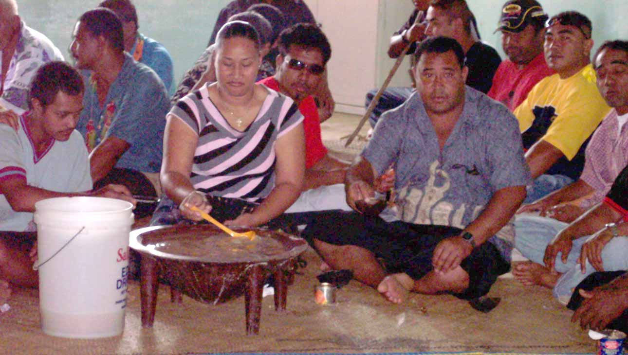 A typical informal faikava in Tonga with the touTemplate:Okinaa serving the men.