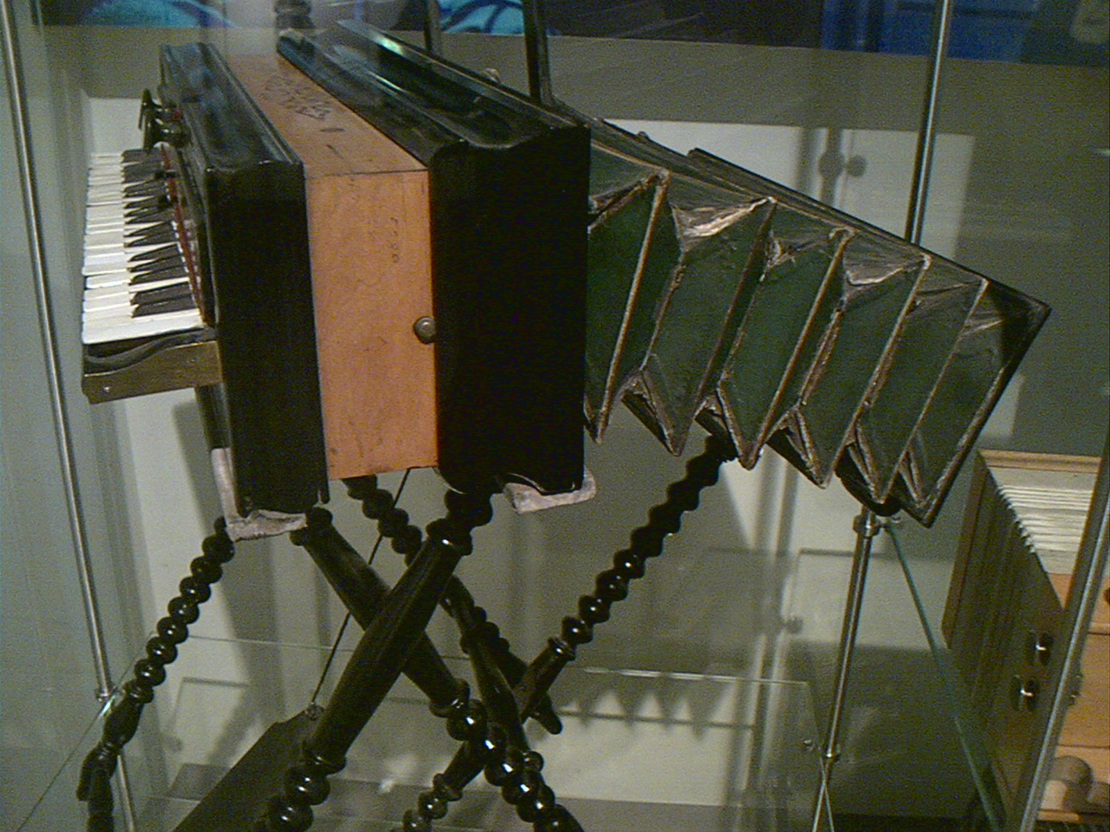 Portable or folding:[39] Harmoniflûte[41] (introduced in 1855)