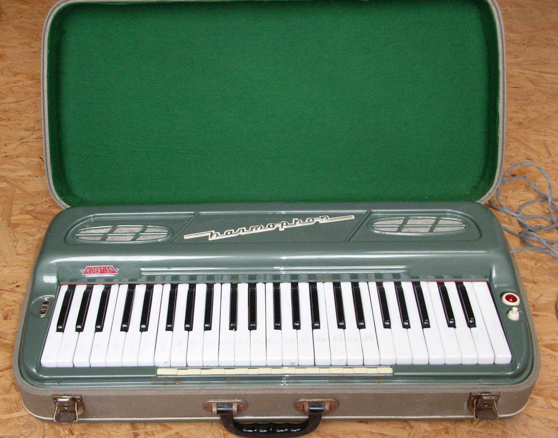 Electrically blown reed organ