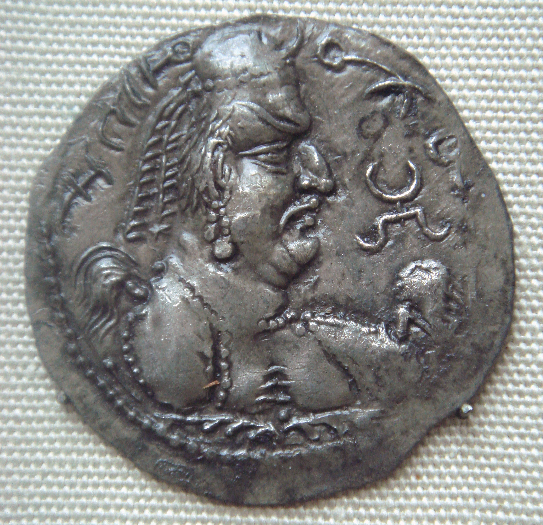 Alchon Huns king Khingila.[26]