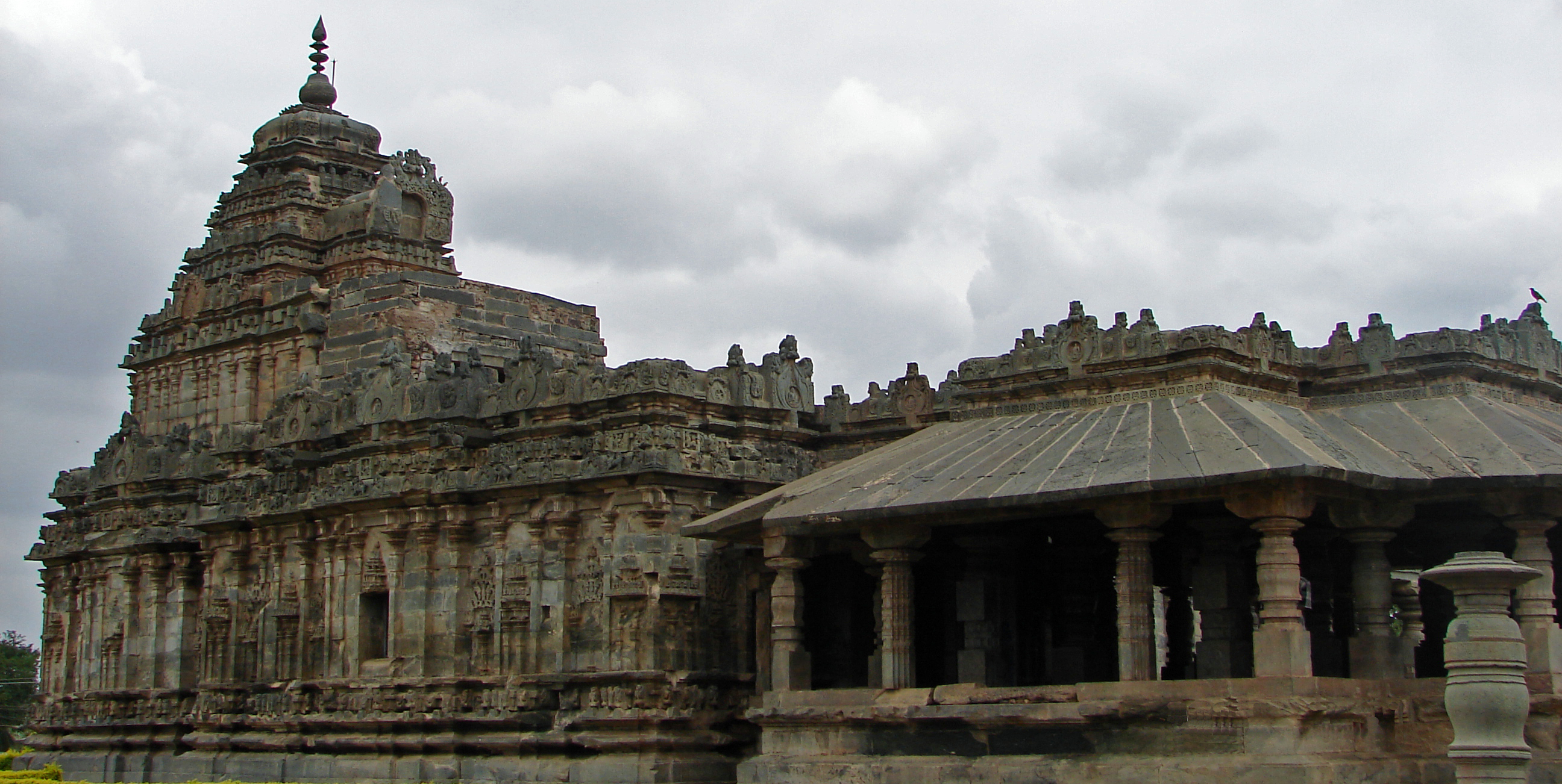Jain temple at Lakkundi built in the Kalyani Chalukya style.jpg