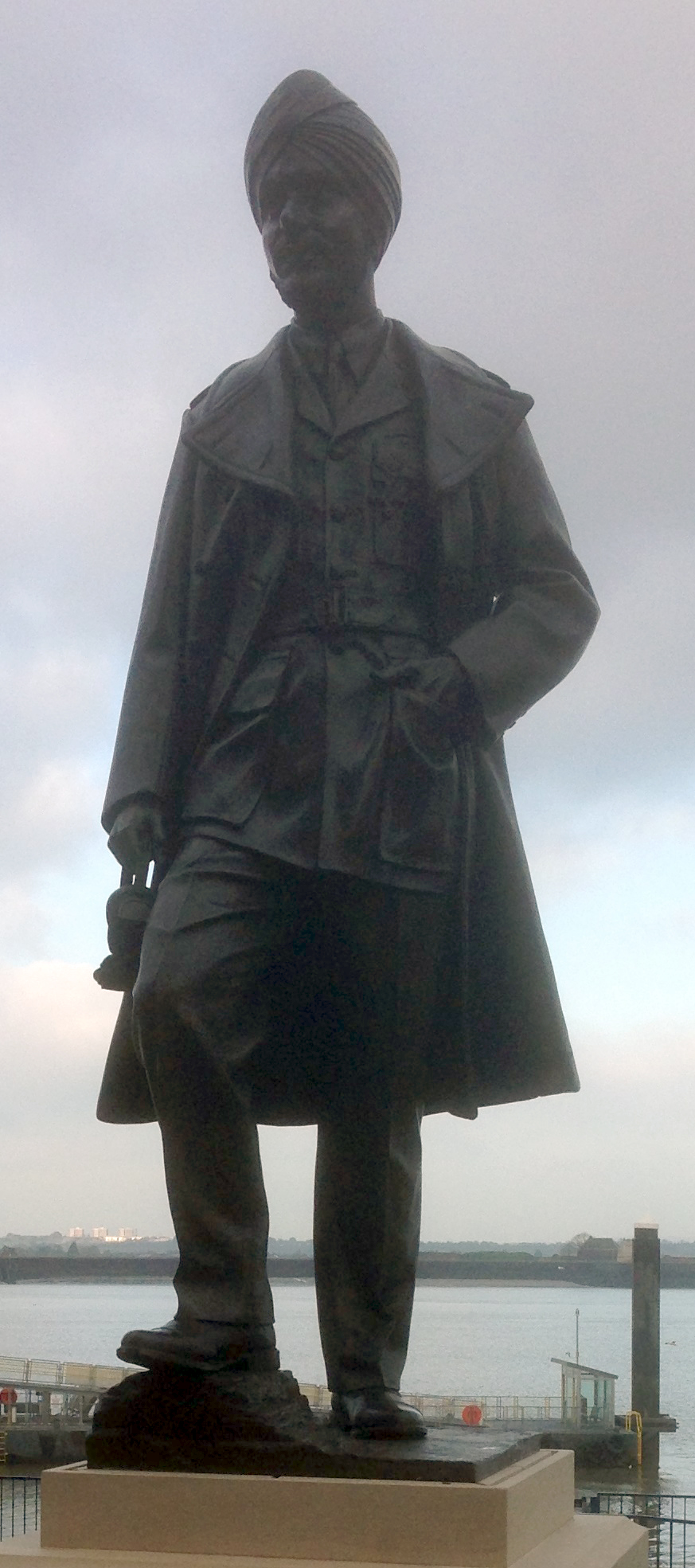 MahinderSinghPujjiStatueGravesend.jpg