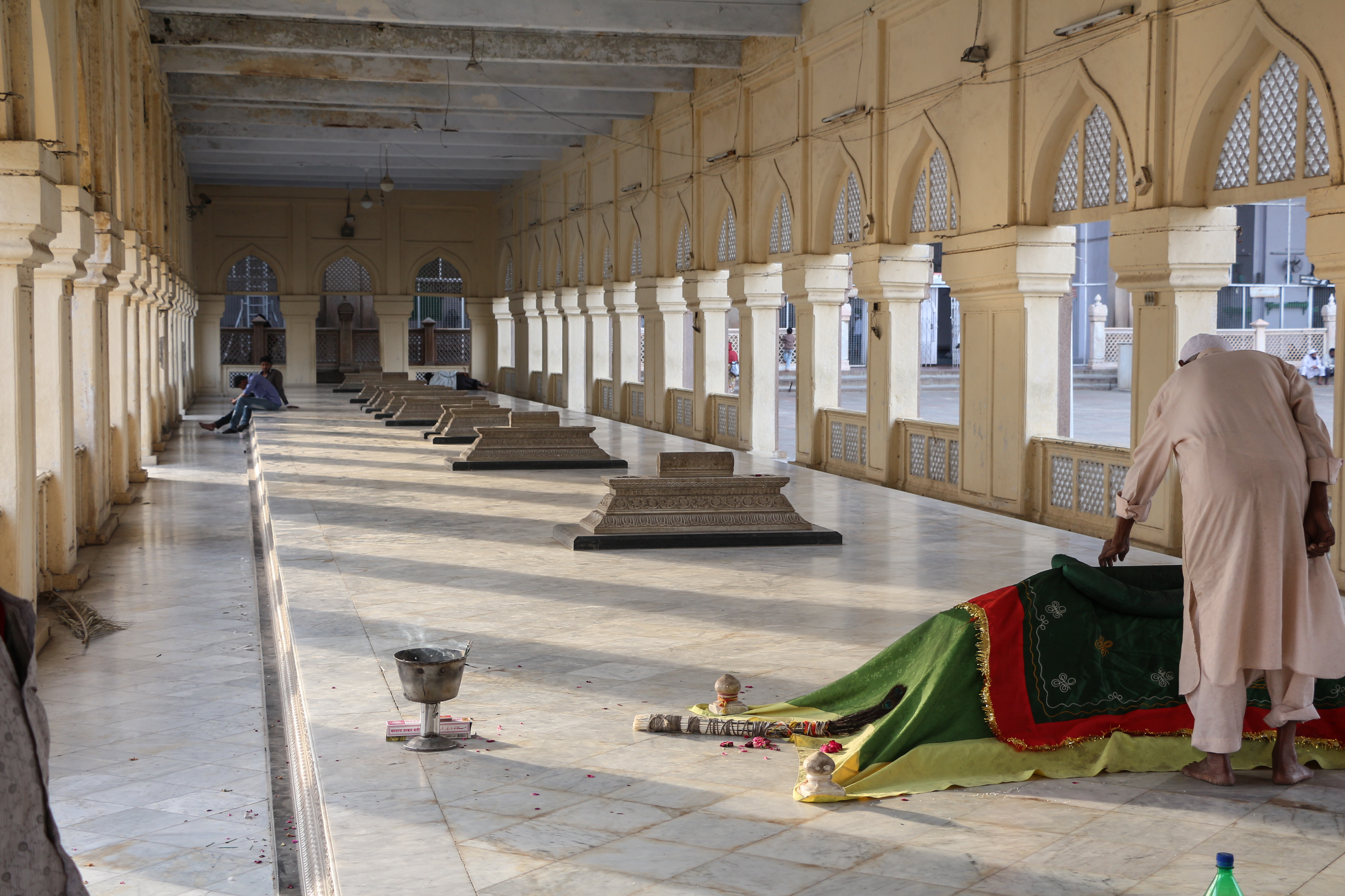 In pic: In Green cover is the grave of [[Mahbub Ali Khan, Asaf Jah VI]]