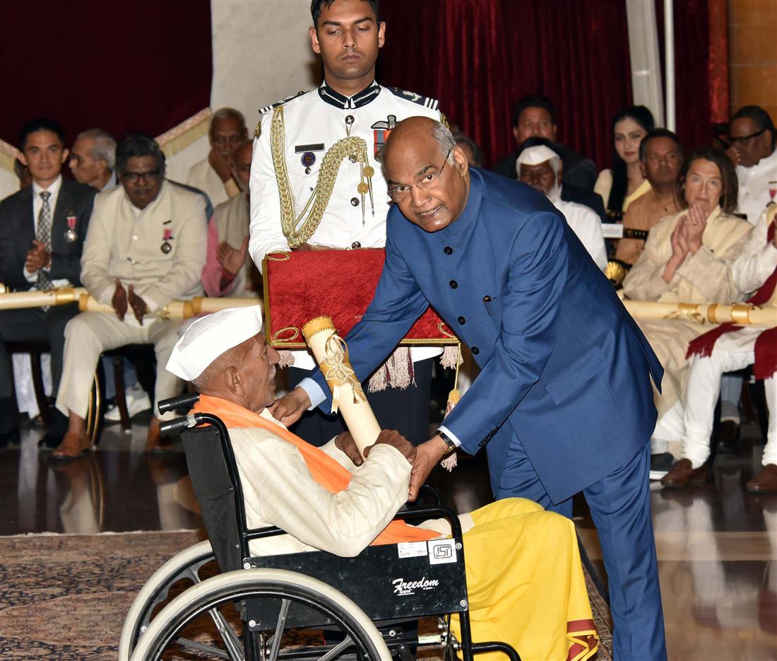 President Ram Nath Kovind felicitates Hiralal Yadav with Padma Shri