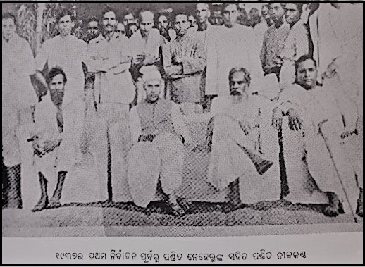 Nehru in Odisha while campaigning for the elections in 1937, accompanied by Nilakantha Das.