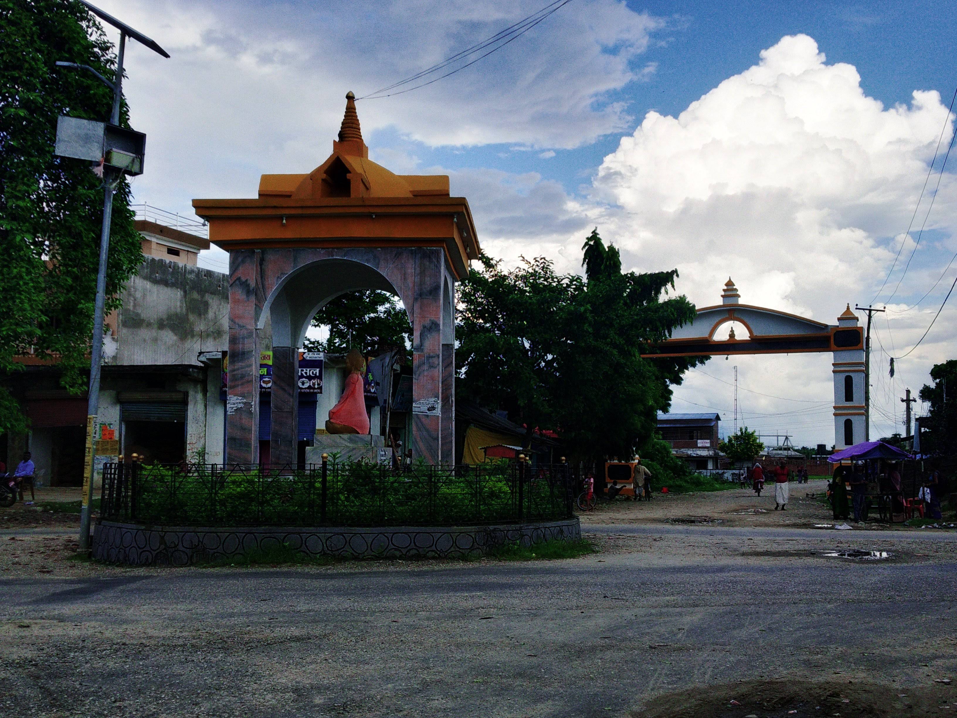 Statue and entrance gate at Ramagrama stupa, Parasri district, Nepal