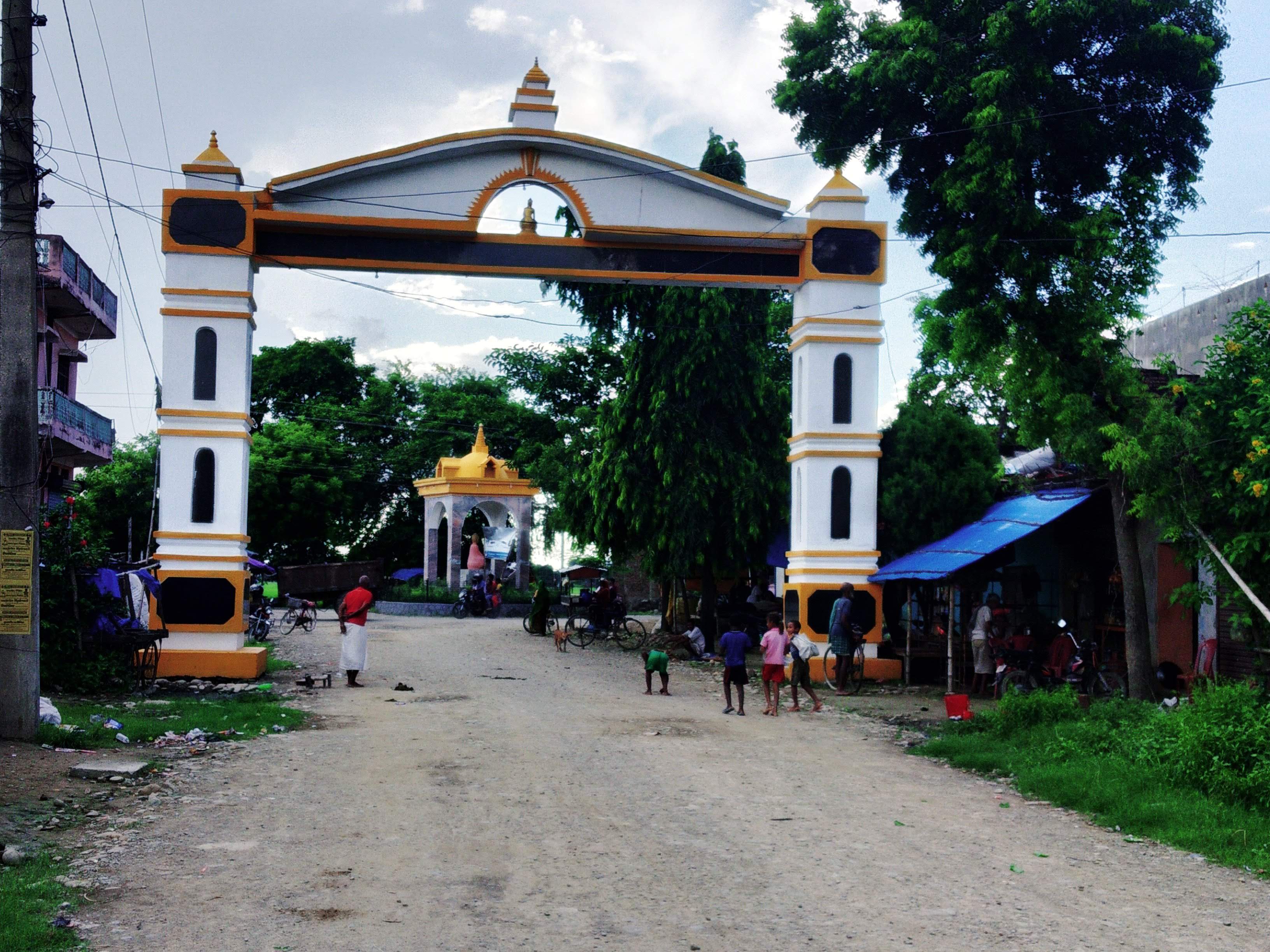 Statue and entrance gate at Ramagrama stupa, Parasi district, Nepal