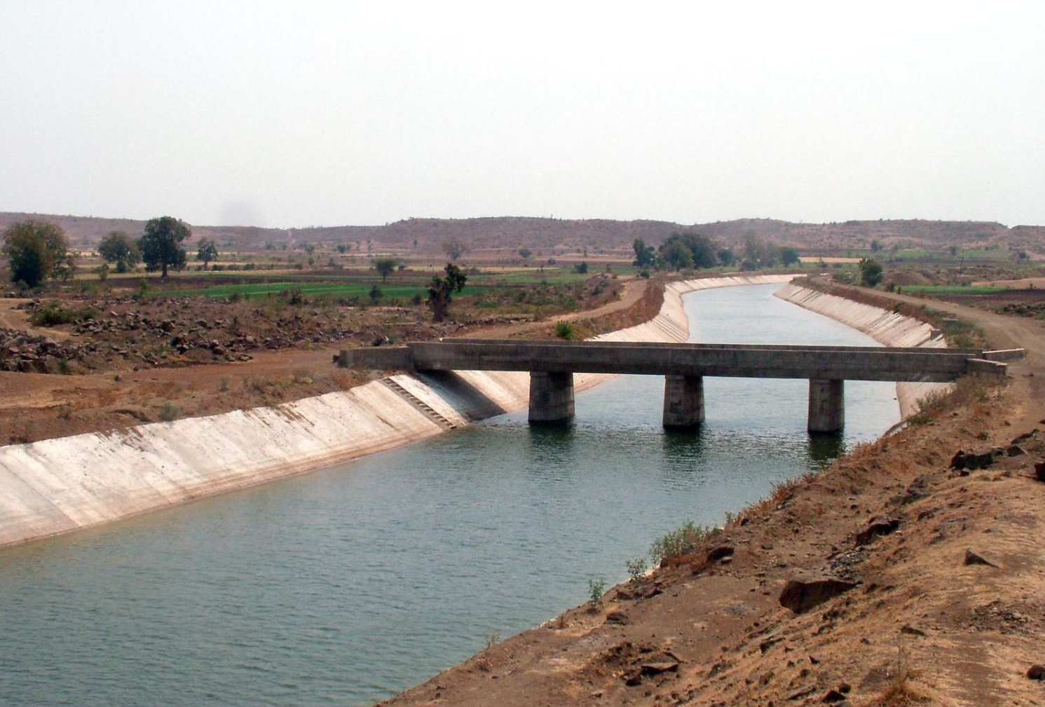 Sardar Sarovar Canal with flow.jpg