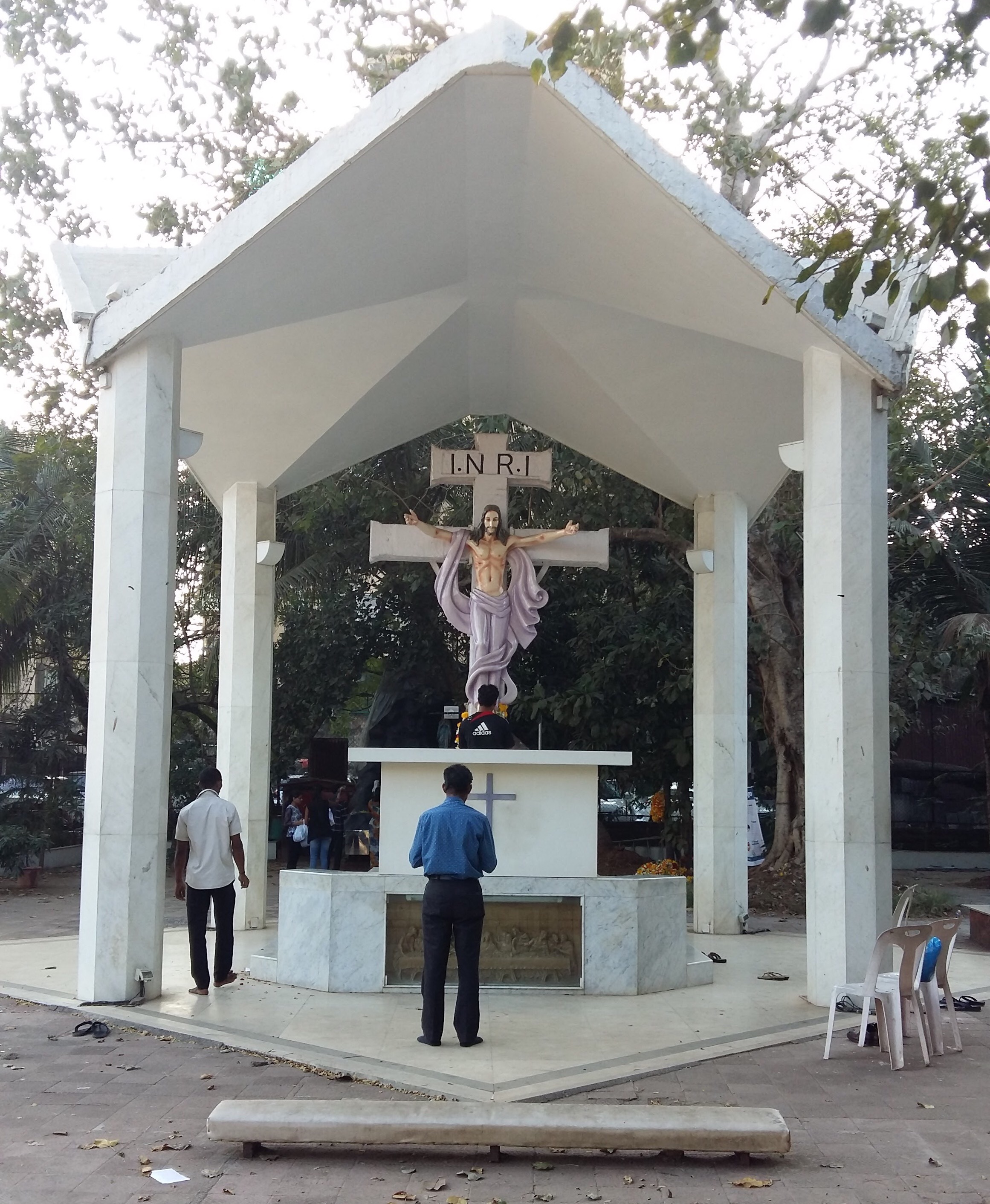 Sheltered Crucifix at Cross Maidan, Mumbai.jpg
