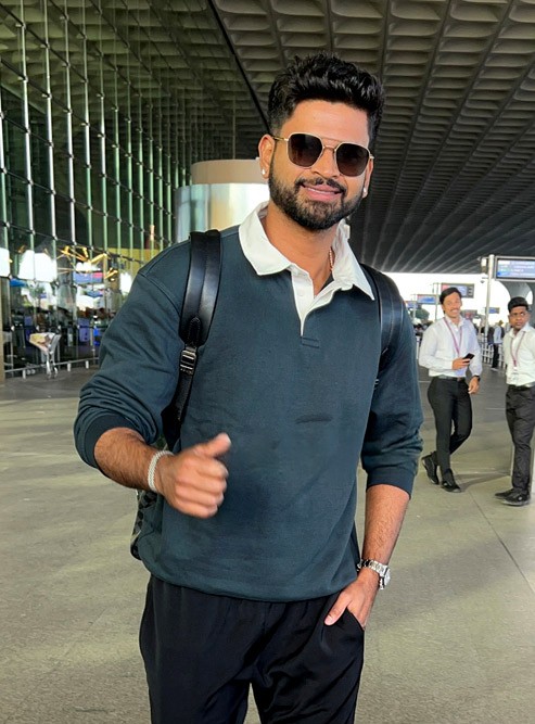 Shreyas Iyer snapped at the airport (Cropped).jpg