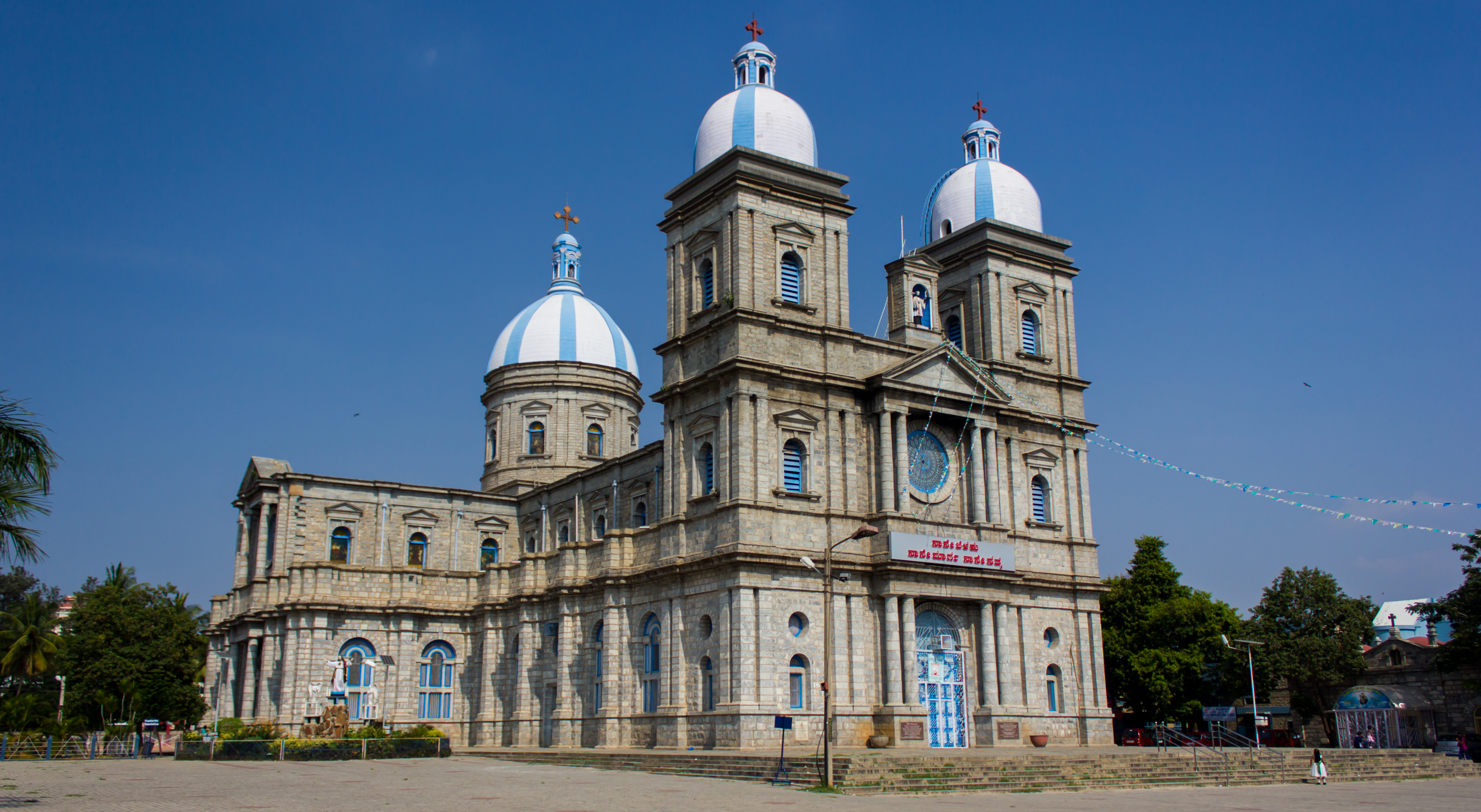 St Francis Xavier Cathedral, Bangalore oblique.jpg