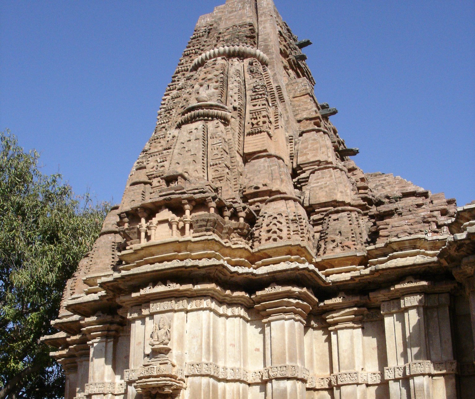 File:Sahasra Bahu Temple in Nagda, Rajasthan.jpg